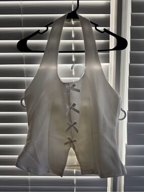 White Women’s Textured Halter Top With Front Ribbon Ties! Size M 🤍🤍